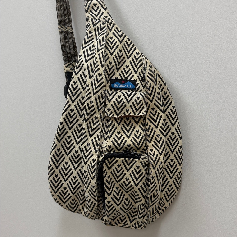 Kavu Slingpack Sling Bag Black Cream Geometric Print Rope Bag! - Picture 2 of 8